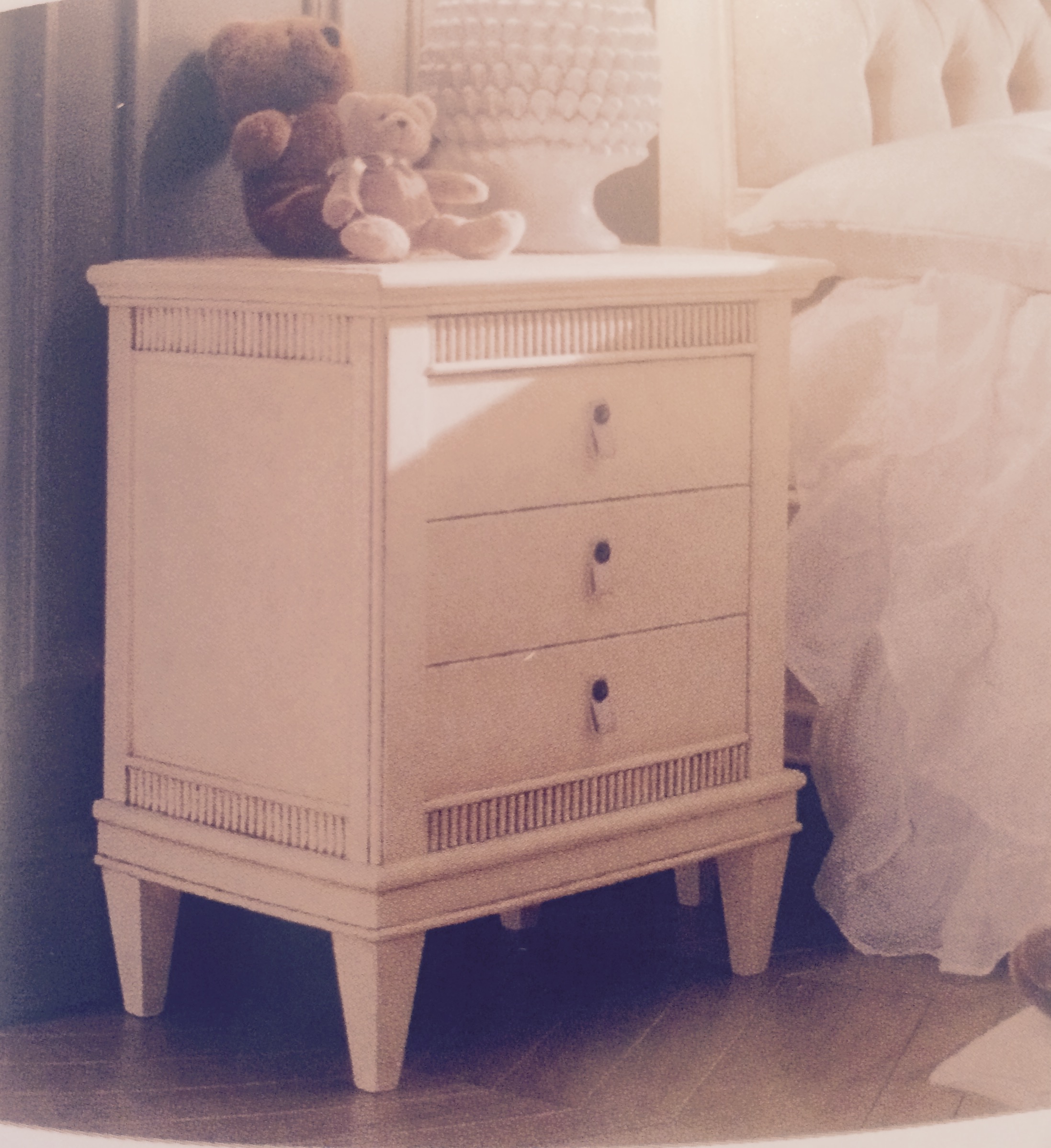 34.19-20/L 3-DRAWER BEDSIDE TABLE WITH SOFT-CLOSE